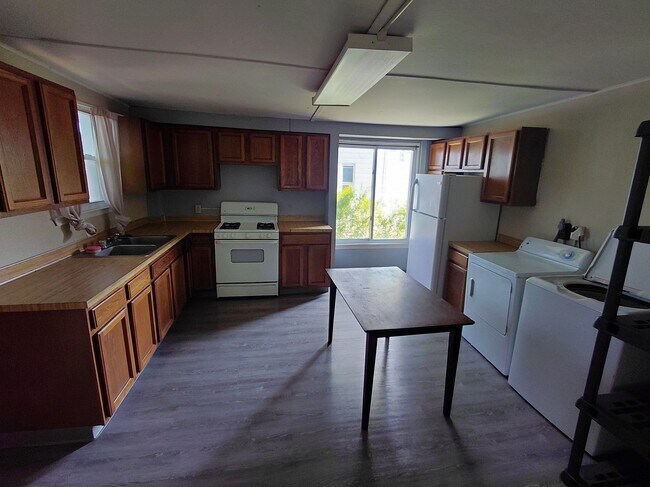 Building Photo - 16 Goethe St