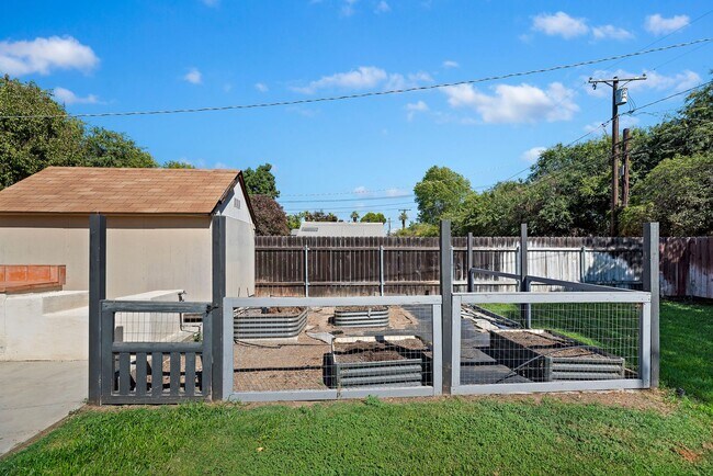 Building Photo - 4570 Emerson St