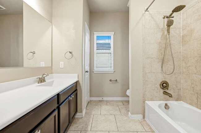 Building Photo - Spacious 4 bed 2.5 bath home available for rent