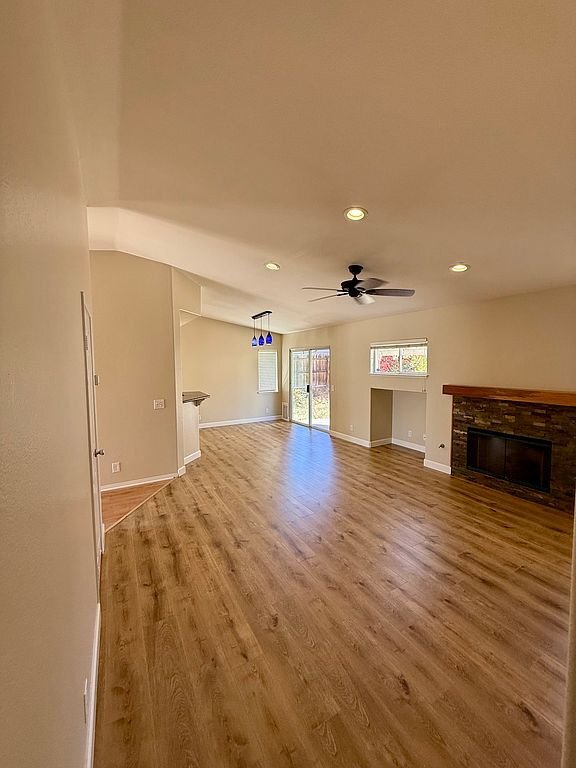 Building Photo - 589 Iona Ct