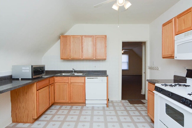 Building Photo - 3040 N Clybourn Ave