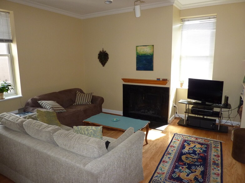 Bright dining/living room - 1741 T Street Northwest