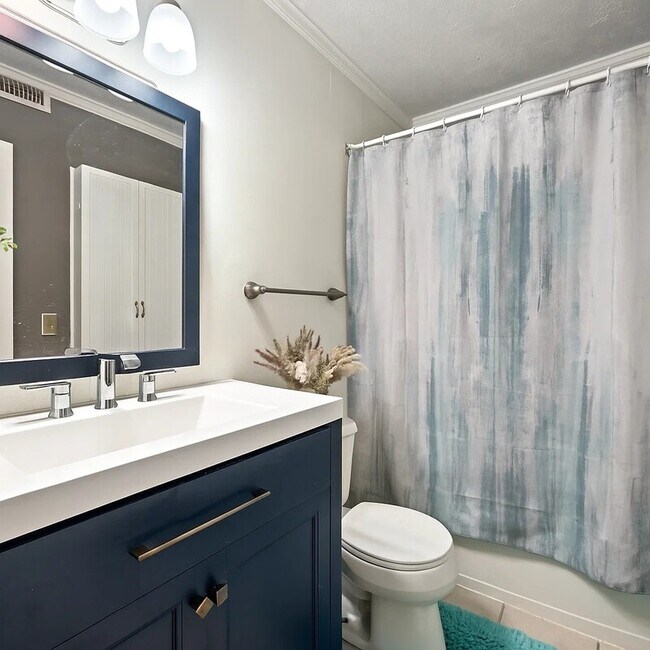 Building Photo - 810 Bellevue Rd