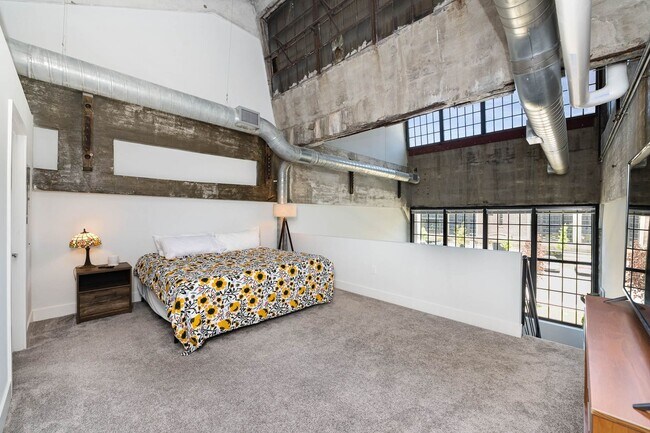 Building Photo - 2 Bedroom 2 Bath Loft Along the Little Mia...