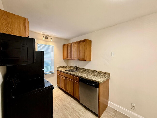 Building Photo - 607 NE 29th Dr