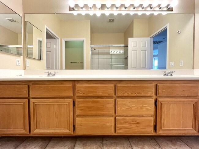 Building Photo - 4 bed, 3 bath located in Corona, CA!