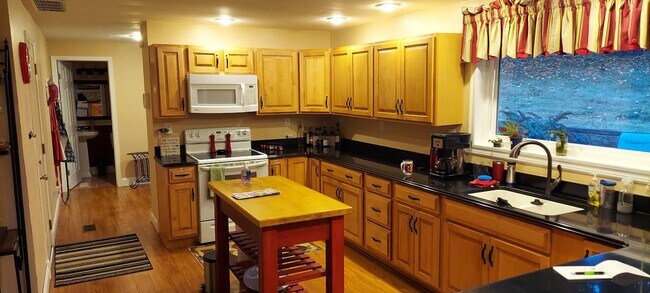 Building Photo - 1475 Ambridge Rd