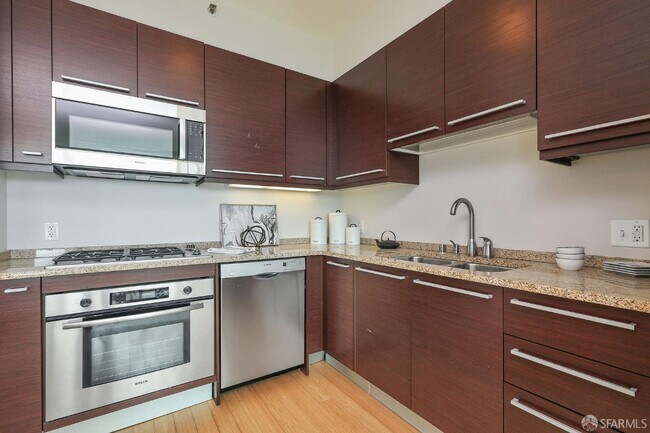 Building Photo - 425 1st St