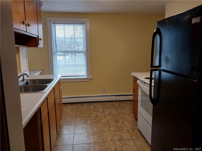 Building Photo - 1762 Meriden Waterbury Tpke