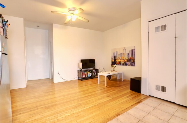 Building Photo - 206 4th St