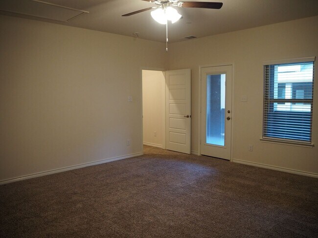 Building Photo - 2407 Klamath Dr