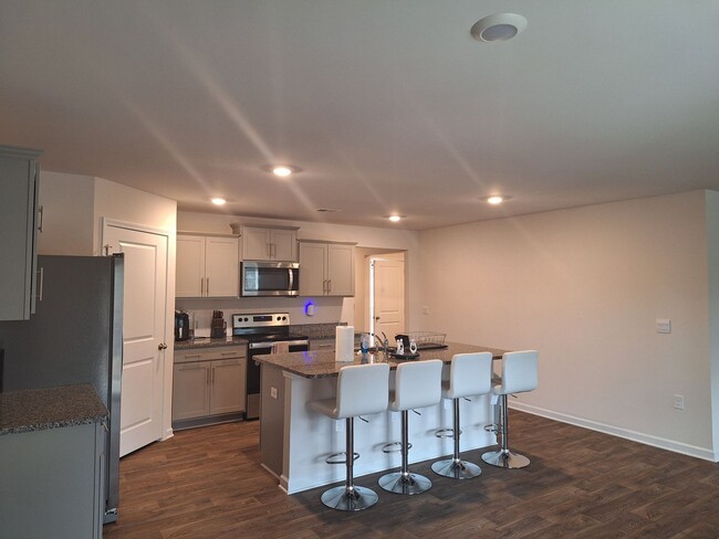 Building Photo - MOVE IN SPECIAL - Spacious Four Bedroom Ho...