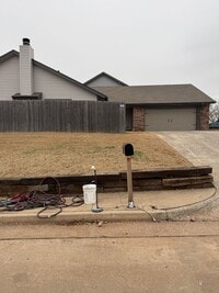 Building Photo - Charming Corner-Lot Duplex in the Heart of Yukon – Available Now!