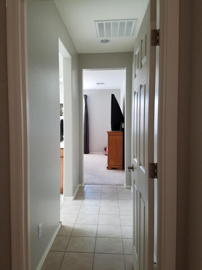 Building Photo - 1932 E Ravenswood Dr