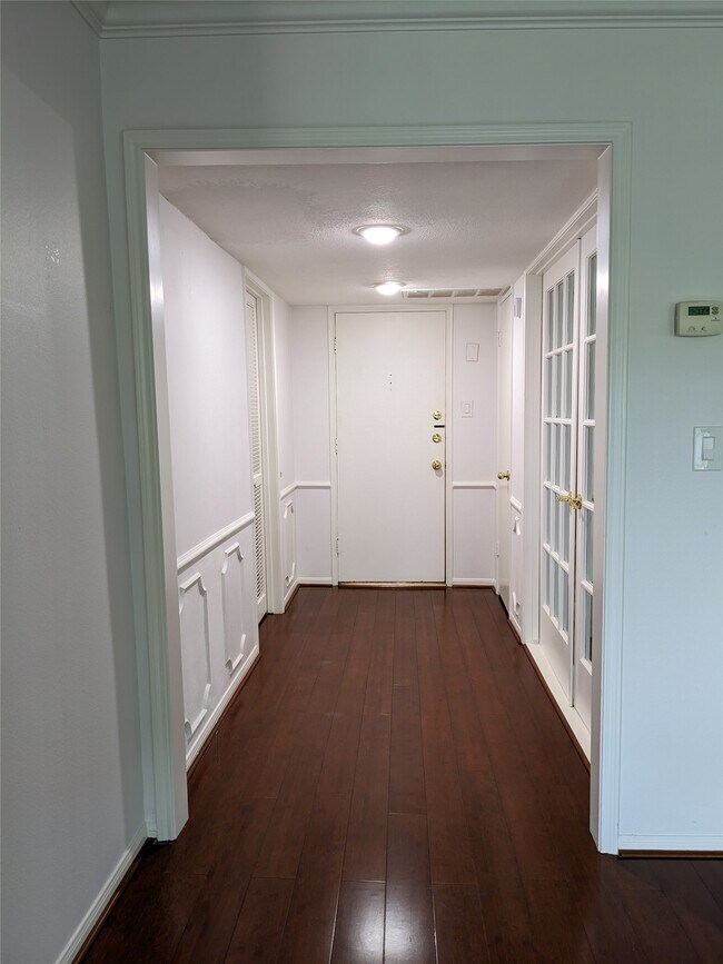 Building Photo - 351 N Post Oak Ln