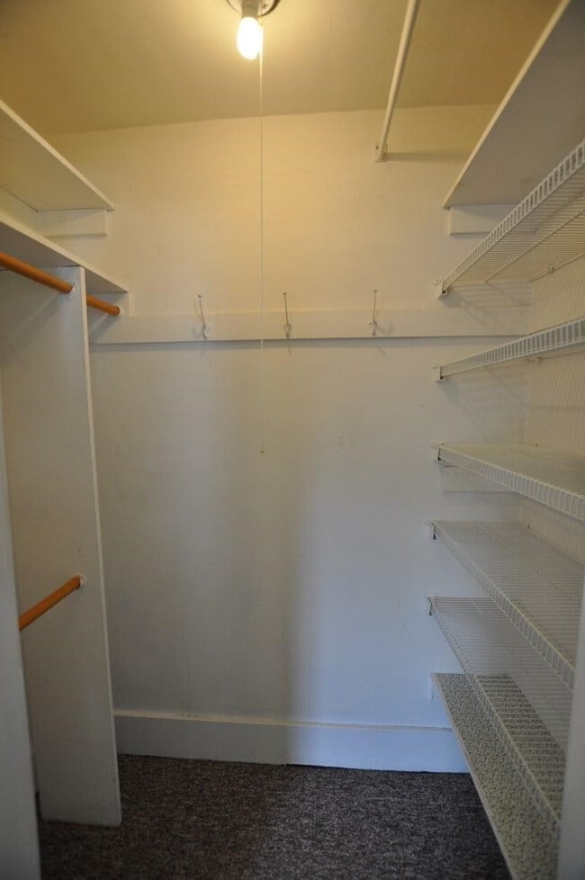 Building Photo - 921 Sylvan Ave