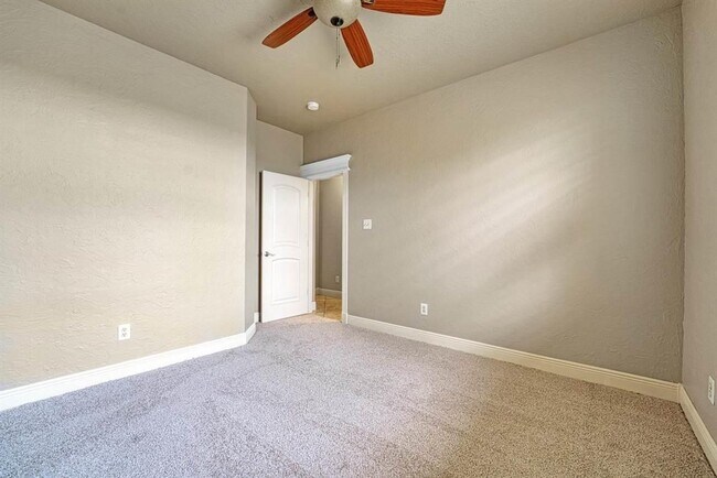 Building Photo - Amazing Home in Desirable Location