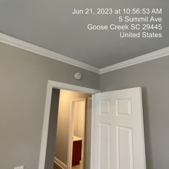 Building Photo - Relaxed Living with Spacious Yard in Goose...