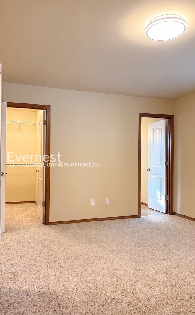 Building Photo - 3 Bed, 2.5 Bath Home with Fenced Yard & Garage / Pet-Friendly / Vouchers Accepted / Available Now!