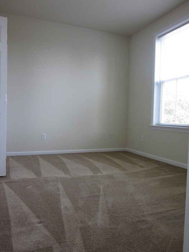 Building Photo - 655 Woodbrook Dr