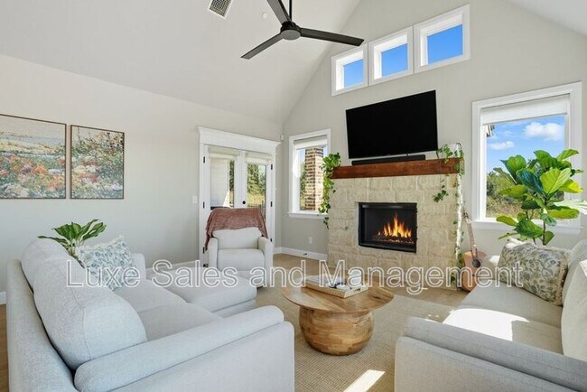 Building Photo - 4200 Abbey Pk Dr