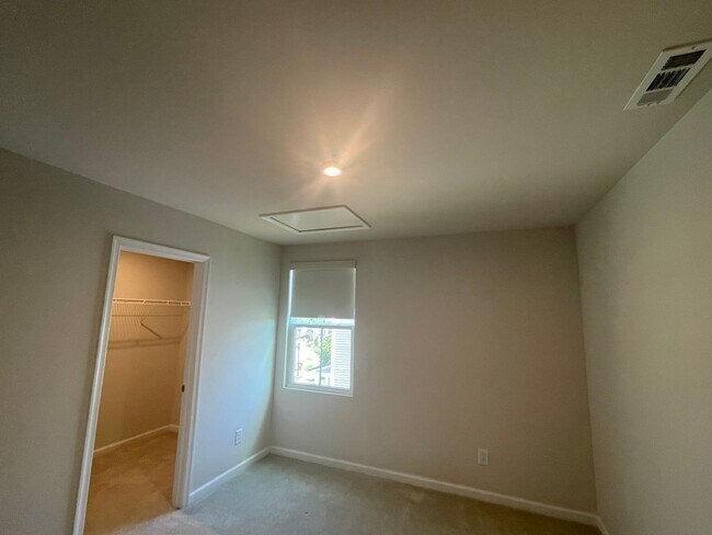 Building Photo - You’ve Got to See This Rental!