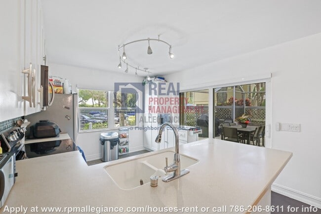 Building Photo - Stylish 2-Bedroom Townhome in Gated Boynto...