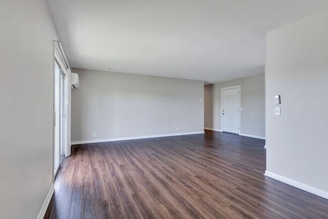 Building Photo - 2 Bedroom Unit was recently renovated.  Live walking distance from the downtown square or steps f...