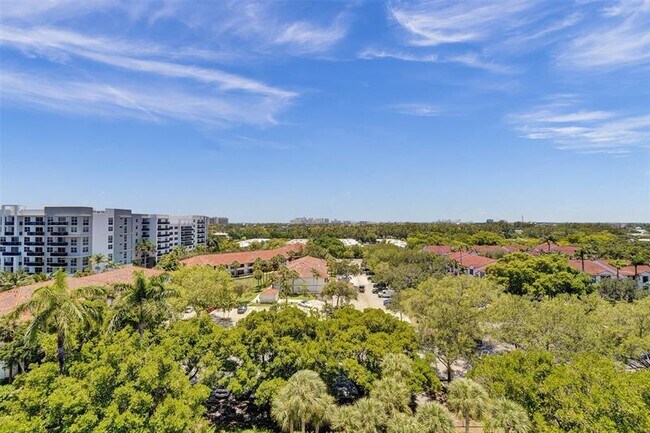 Building Photo - 3200 Port Royale Dr N