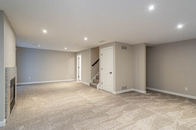 3rd bed or den - 746 Hilltop Ln