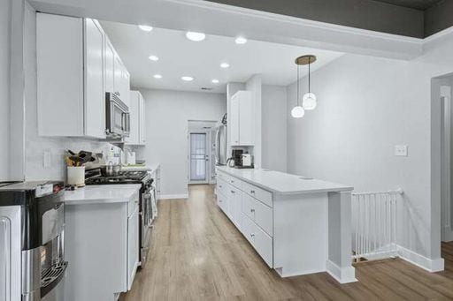 Building Photo - Beautiful 3 Bedroom Craftsman Bungalow Furnished or Unfurnished Available NOW!