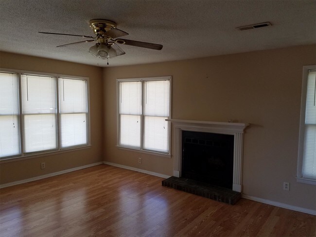 Building Photo - 2705 Lantern Walk SE