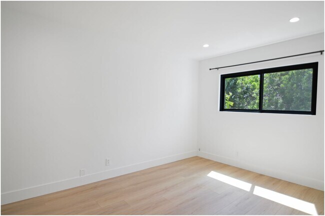Building Photo - Lantern District Duplex!