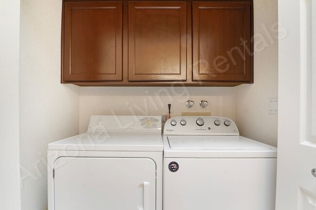 Building Photo - CUL-DE-SAC POOL HOME!