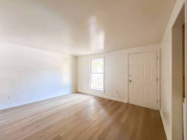 Building Photo - 39 Fox Hill Dr