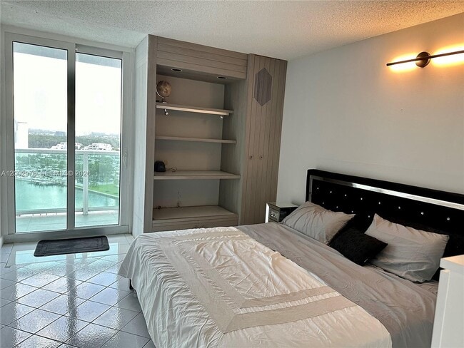 Building Photo - 100 Bayview Dr
