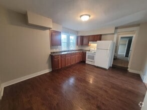 Building Photo - 6 Bedroom Home with large yard, washer/dry...