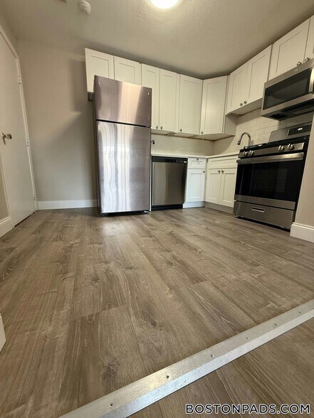 Building Photo - 71 Bernier St