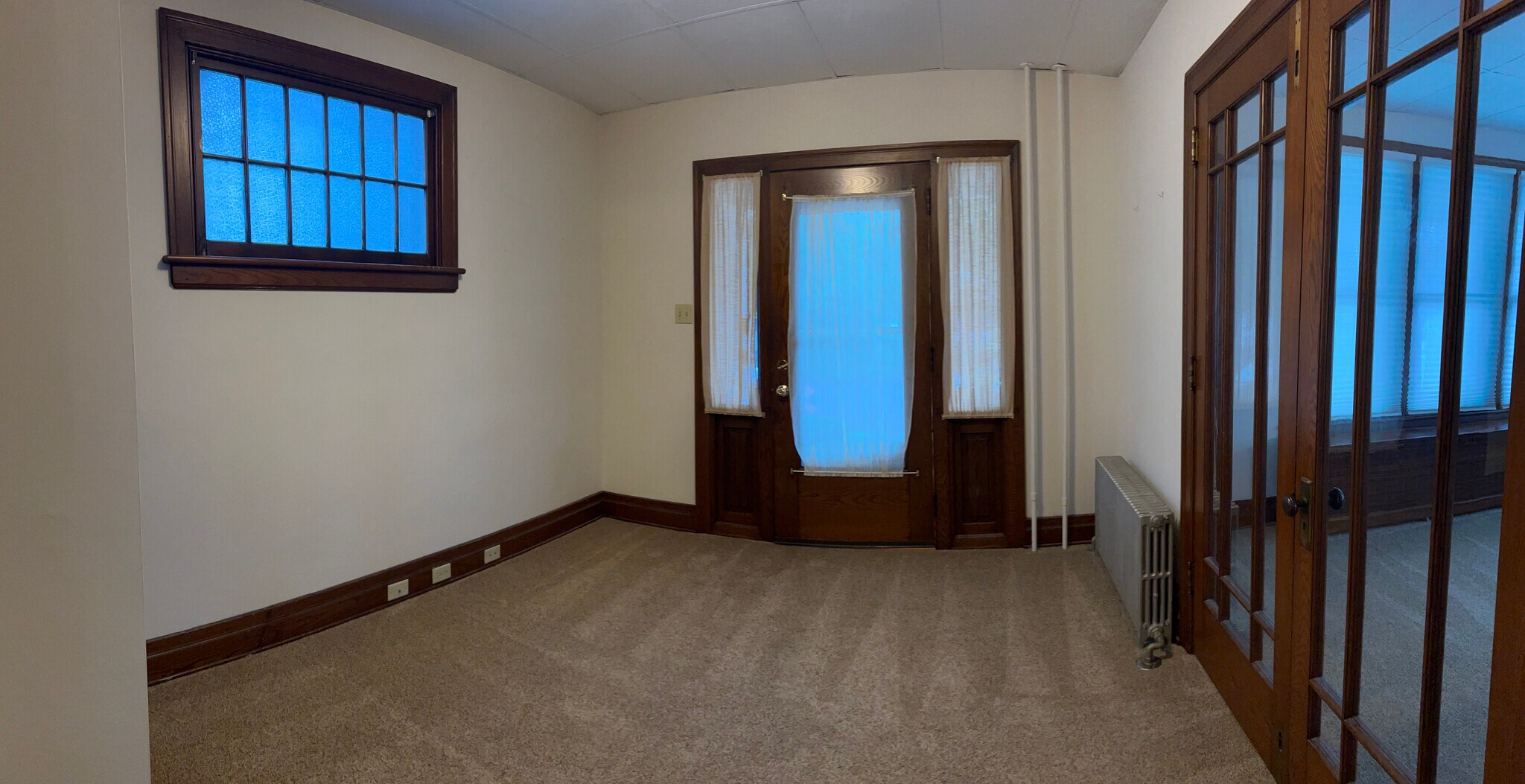 Den - 136 E Oak St