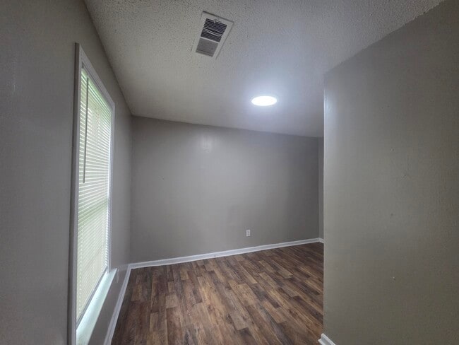 Building Photo - 4047 Chelsea Ave