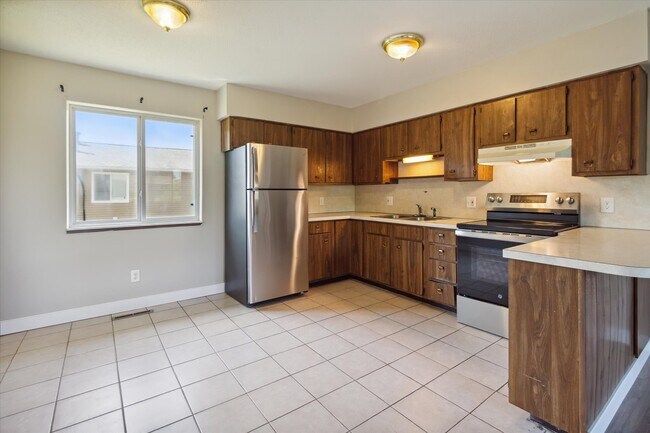 Building Photo - 2445 S Isabella Rd