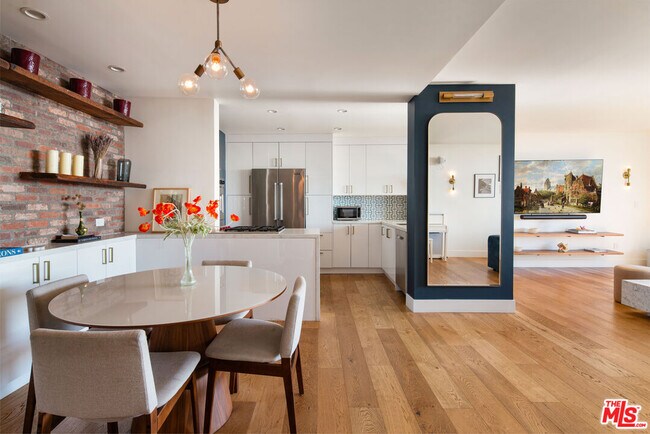 Building Photo - 8787 Shoreham Dr