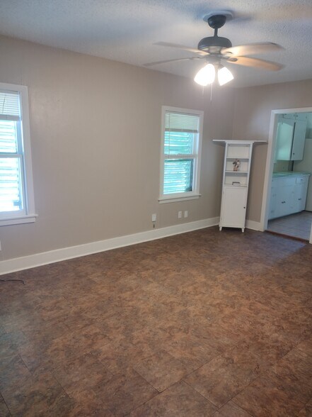 Primary Photo - 6113 Avenue Q 1/2