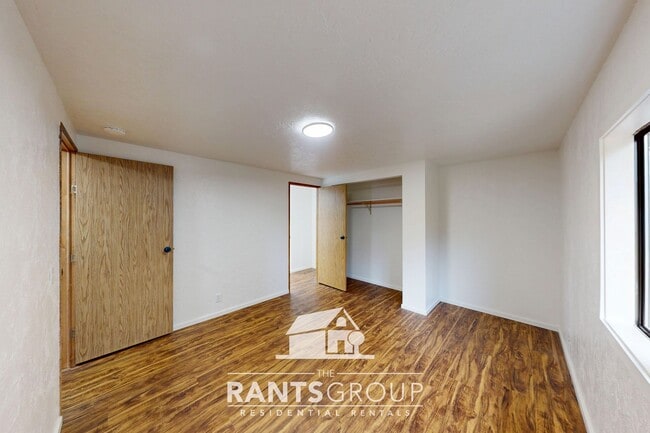 Building Photo - Fully remodeled 2 Bedroom, 2 Bath rambler! Huge Fenced Yard!