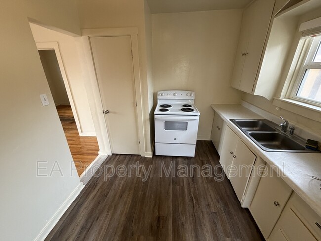 Building Photo - 116 Maple St SE