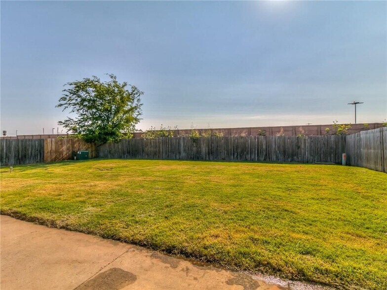 Building Photo - 8000 Woodhue Dr