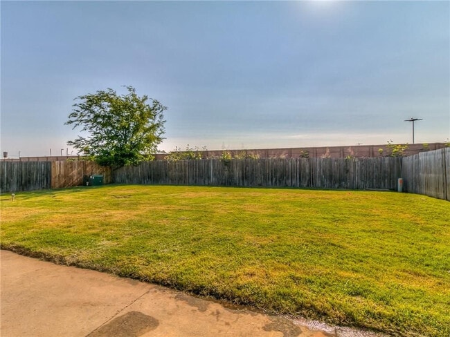 Building Photo - 8000 Woodhue Dr