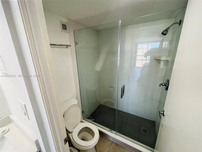 Building Photo - 1450 Brickell Bay Dr