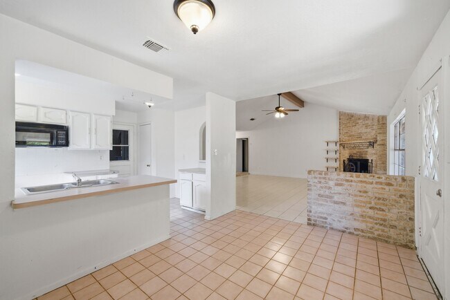 Building Photo - 16957 Glen Eagle Dr N