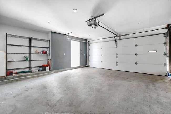 Building Photo - Your Perfect 3/2.5 Los Angeles Home Available Now!